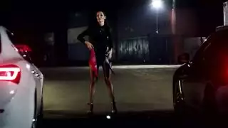 شاب جامح يضرب فرجها بعنف