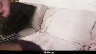 الأخت المشاغبة تحصل على فرجها المحلوق مُلحسًا
