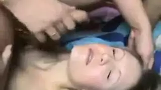 زوجة خائنة تستمتع بقضيب شاب خلف ظهر زوجها