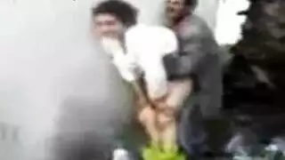 مشهد إباحي لزوجين لبنانيين: الزوجة تمارس الجنس مع عدة عمال