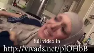 المحجبة تمص الزب حتى يقوم ثم تطلب من نياكها ان يدخله