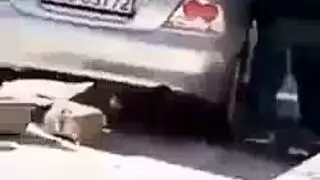 إباحية علنية: سكران ينيك حبيبته على الرصيف