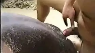 كلب ينيك فتاة على الشاطئ