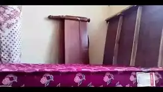 سيدة ناضجة محرومة ترفع رجولها وتتناك على سريرها من شاب زبير كبير