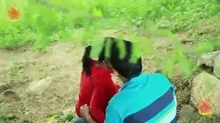 سكس رمانسي ريفي حيث الشاب يقبل عشيقته الناضجة ويدعك بزازها