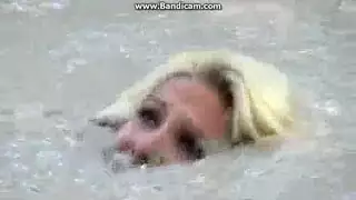 في الغابة الجميلة بالبكيني تغوص في الرمال المتحركة حتى بزازها
