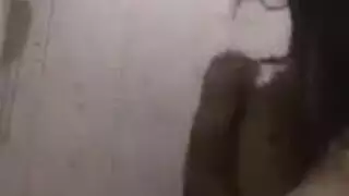 شاب مصري يضرب حبيبته بعنف في وضعية مبلغية شغوفة