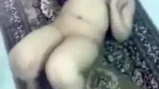 فتاة وقحة تأخذ شرج خشن وتمدد مهبل