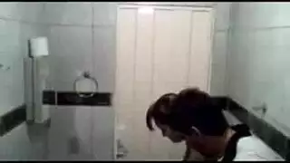 نيك في حمام عام: يضرب صديقته في الكابينة