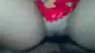 فرج فضفاض يأخذ قضيبًا صلبًا بالكامل وخصيتين متدليتين