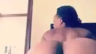 عارية ومحتاجة: أخذها بعمق في فرجها