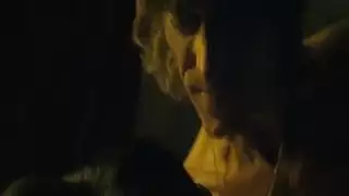 تم أسرها وهيمنة عليها في مشهد جنسي