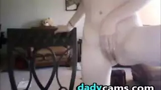 ركعت لتبتلع قضيبه الصلب بالكامل