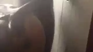 أم ناضجة تعلم ابنتها كيف تأخذ قضيبًا صلبًا