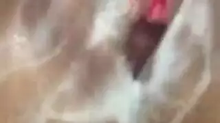زوجة خائنة تظهر ثدييها الكبيرين لصديق زوجها قبل جنس عنيف