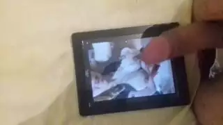 سمراء مثيرة تأخذ قضيب أسود ضخم بعنف على الأريكة