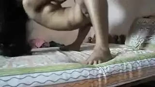 فتاة نحيفة ذات ثدي صغير و توات مشعر تحصل على خبطت في غرفة فندق