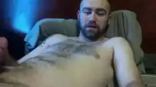 الرجل المشعر النشيط يحصل على ثقبيه مجهزين بالألعاب وعناية أخيه