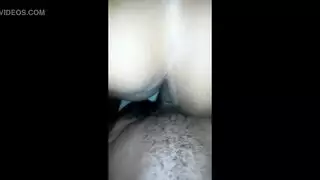 فتحتها الودية تحب الجنس العنيف على الوجه