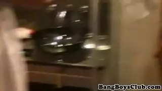 علاقة جنسية جماعية مع شباب ذوي عضلات مفتولة
