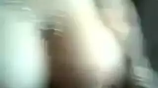 حركة ثنائية الصدر: الشقيقات تستفززان وتصوران صدورهما المثالية