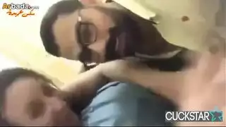 ديوث بقوة: زوجة عربية تبتلع السائل المنوي من أجل زوجها