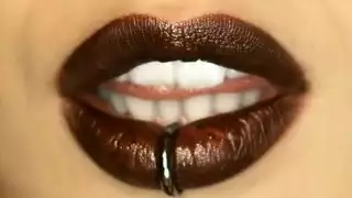 مثليه البرازيلي كثير الشعر امرأة سمراء