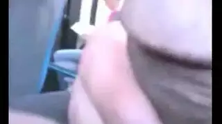 استمناء في حافلة عامة: قضيب سميك يطلق حبلاً ضخماً من المني