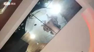 الخادمة تتعرض لضرب قوي على أرضية المطبخ