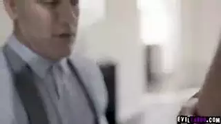 مراهقة تتبول في الجينز ثم تتعرى تمامًا