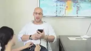 عاهرة مراهقة تطلب قضيب أبيها لأول تجربة إكس إكس إكس لها