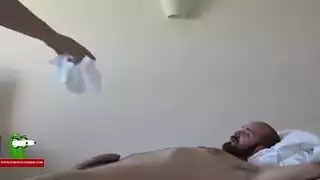 امرأة ممتلئة الجسم ذات أثداء كبيرة وكس مشعر تركب قضيبًا بقوة