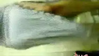 عاهرة مصرية تتعرى من الجلابية في عرض إباحي مثير