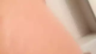 صغيره تلعب مع نفسها