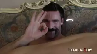 ثلاثي خشِن: فحل ناضج يأخذها بخشونة في كل حفرة ويقذف داخلها