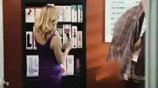 زوجة الأب تغوي ابن الزوج بصدرها الكبير لممارسة جنس صريح