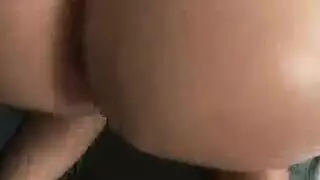 الأم الناضجة تستمني مهبلها المبلل حتى الذروة