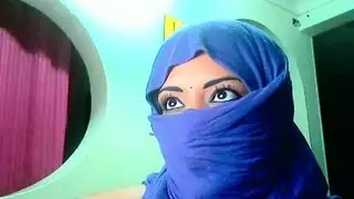العربية: استمناء محجبة: مداعبة حلمات قاسية ورضاعة ذاتية