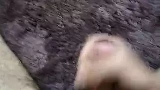 استمناء مشعر نابض ينتهي برشاش فوضوي على السجاد