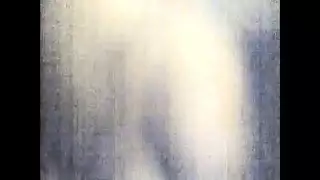 زوجة الأب تفتح ساقيها على السرير، ابن الزوج يعطيها جنس شرجي قاسي