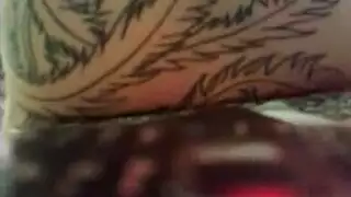 شاب محظوظ يصور صديقته تطحن على عموده