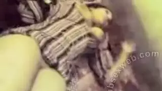 صدر للتو: هاوية عربية تُدمر مهبلها الضيق بواسطة زب أسود ضخم