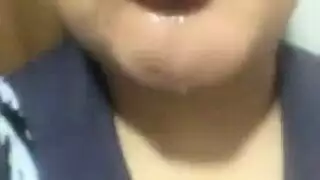 إخلاص كامل للزب: تلعقه وتخنقه بين ثدييها