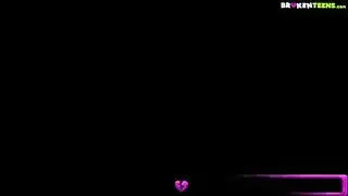  أخت صغيرة تأخذ قضيب أخيها العنيف وانتهاءً على الوجه