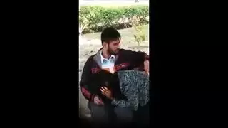جنس خارجي صريح: فرك وأكل فرج في الحديقة