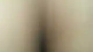 زوجان هاويان: الزوجة تركب قضيب أسود في مهبلها الضيق حتى القذف