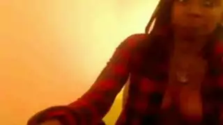مراهق أسود يمص بظرها ويداعب فتحتها المبللة