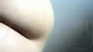عاهرة ساخنة تدمر مؤخرتها وتغطى وجهها بالسائل المنوي
