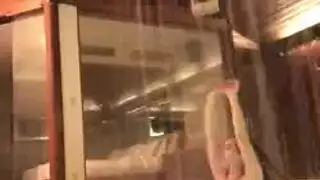 نيك سريع في المطبخ: زوجان مثيران يمارسان الجنس للمتعة