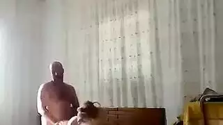 رجل ينيك الطفل وامه